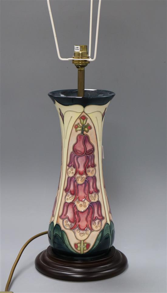 A Moorcroft lamp height 33cm incl. stand
